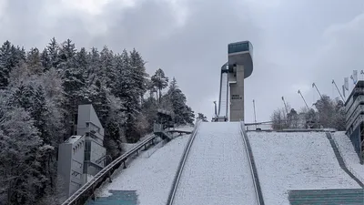 Vierschanzentournee mit Frauen: Innsbruck knipst das Licht an