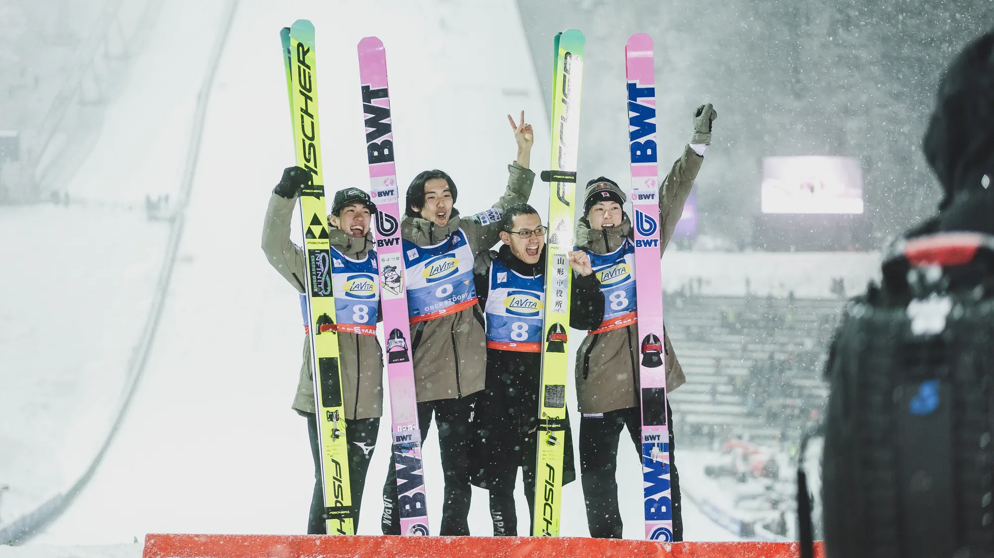 Prevc holt Gold, Japan siegt im Teambewerb